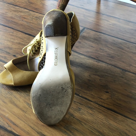 ModCloth Restricted Mustard Heels Sz 8.5 - Picture 4 of 4